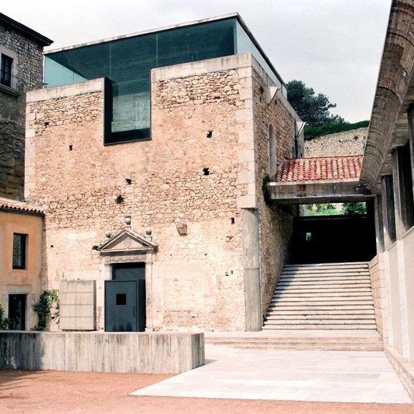 Girona.- Casa de les Àligues dels S. XVI/XX. Pati amb l'antiga capella d'origen romànic beneïda el 1609. La teulada ha estat restaurada (5/1994)