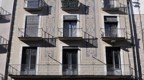 Girona.- Casa Barceló, S. XX d'estil noucentista. Tres arcades configuren el porxo de la vorera i dos esgrafiats verticals decoren la façana (2/2014)