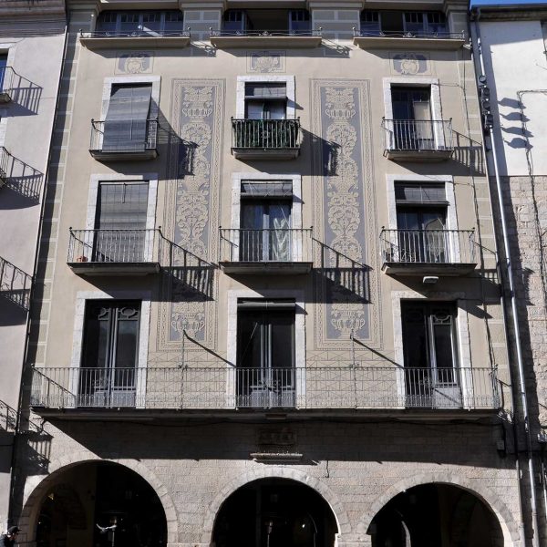 Girona.- Casa Barceló, S. XX d'estil noucentista. Tres arcades configuren el porxo de la vorera i dos esgrafiats verticals decoren la façana (2/2014)
