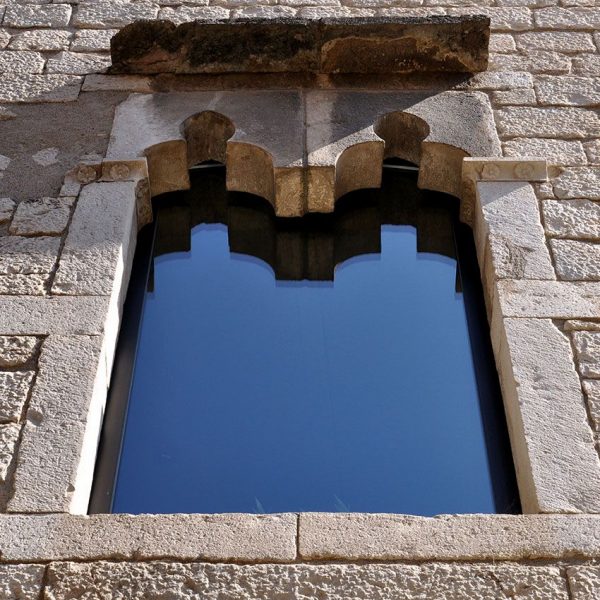 Girona.- Casa Boada Alemany, palau gòtic del S. XV. Finestra de la primera planta d'arcs de punt rodó sense mainell (5/2014)