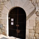 Girona.- Casa Boada Alemany, palau gòtic del S. XV amb la porta adovellada d'arc de mig punt (5/2014)