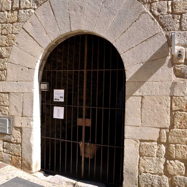 Girona.- Casa Boada Alemany, palau gòtic del S. XV amb la porta adovellada d'arc de mig punt (5/2014)