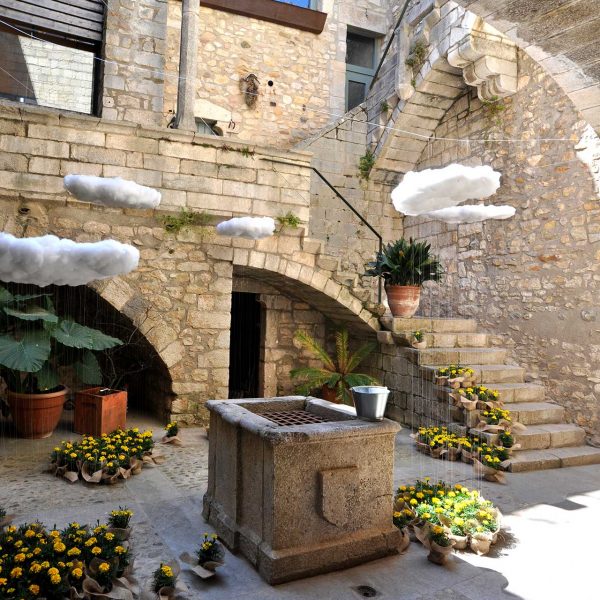 Girona.- Casa Boada Alemany, palau gòtic del S. XV. El pati té una escala de pedra i un pou amb un escut (5/2014)