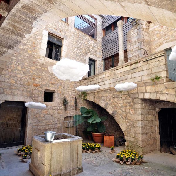 Girona.- Casa Boada Alemany, palau gòtic del S. XV. El pati té una escala de pedra i un pou amb un escut (5/2014)