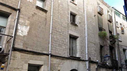 Girona.- Casa Burgués o Sambola, S. XVI d'estil renaixentista. Consta de planta baixa i tres pisos. La porta es adovellada d'arc de mig punt (2/2014)