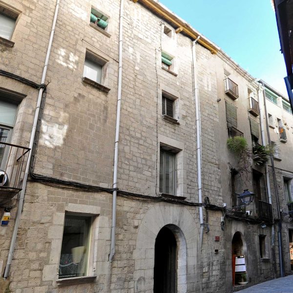 Girona.- Casa Burgués o Sambola, S. XVI d'estil renaixentista. Consta de planta baixa i tres pisos. La porta es adovellada d'arc de mig punt (2/2014)