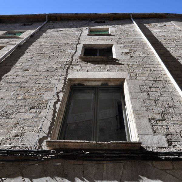 Girona.- Casa Burgués o Sambola, S. XVI d'estil renaixentista. Consta de planta baixa i tres pisos (2/2014)