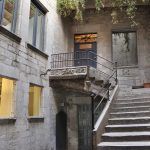 Girona.- Casa Burgués o Sambola, S. XVI d'estil renaixentista. El pati té una escala de pedra amb un escut sostingut per dos àngels (11/2013)