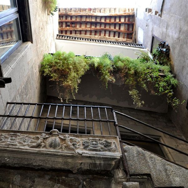 Girona.- Casa Burgués o Sambola, S. XVI d'estil renaixentista. Vista del pati cobert per un embigat de fusta i l'escut de l'escala (11/2013)