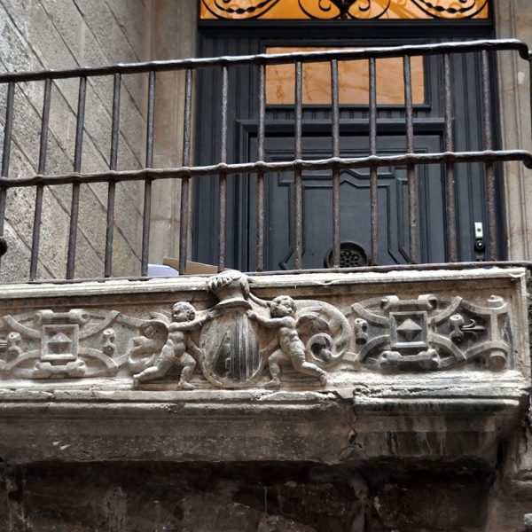 Girona.- Casa Burgués o Sambola, S. XVI d'estil renaixentista. Detall de l'escut de l'escala d'estil renaixentista sostingut per dos àngels (11/2013)
