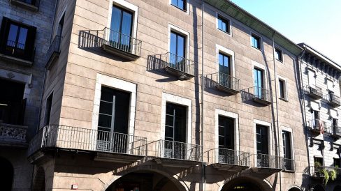 Girona.- Casa Carles, barroca del S. XVIII. La façana obre tres arcades en el porxo i balcons en el dos primers pisos. (11/2013)