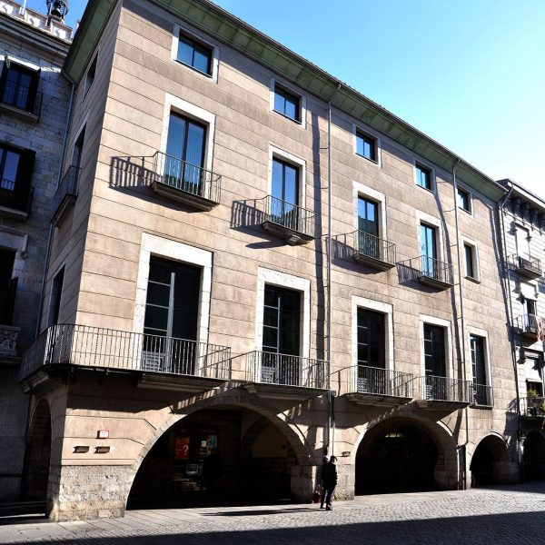 Girona.- Casa Carles, barroca del S. XVIII. La façana obre tres arcades en el porxo i balcons en el dos primers pisos. (11/2013)