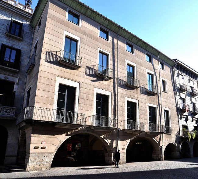 Girona.- Casa Carles, barroca del S. XVIII. La façana obre tres arcades en el porxo i balcons en el dos primers pisos. (11/2013)