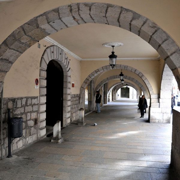 Girona.- Casa Carles, barroca del S. XVIII amb un porxo obert al carrer a través de tres arcades (1/2014)