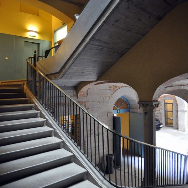 Girona.- Casa Carles, barroca del S. XVIII que s'articula a través d'un pati i una escalinata que porta a les estances superiors (1/2014)