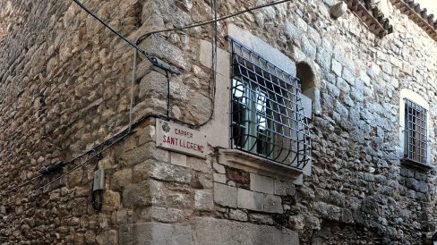 Girona.- Casa Colls/Labayen, S. XII/XIV/XX d'estils romànic i gòtic articulada al voltant d'un pati. La porta es rectangular de llinda recta (3/2014)