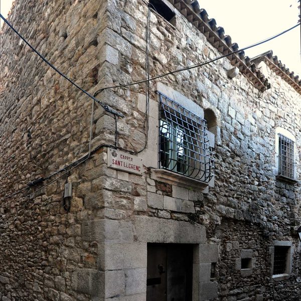 Girona.- Casa Colls/Labayen, S. XII/XIV/XX d'estils romànic i gòtic articulada al voltant d'un pati. La porta es rectangular de llinda recta (3/2014)