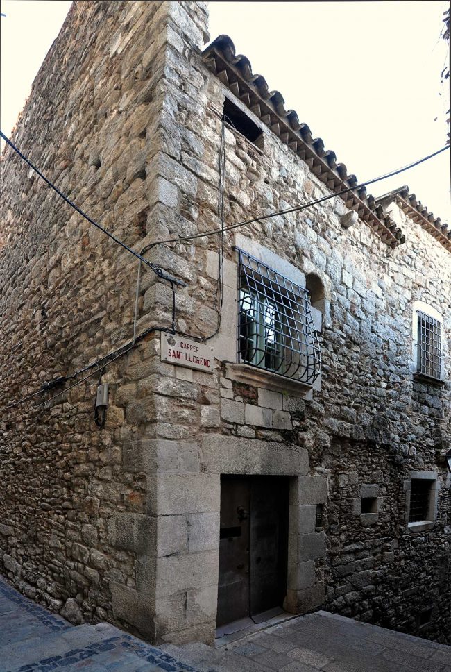 Girona.- Casa Colls/Labayen, S. XII/XIV/XX d'estils romànic i gòtic articulada al voltant d'un pati. La porta es rectangular de llinda recta (3/2014)
