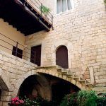 Girona.- Casa Colls/Labayen, S. XII/XIV/XX d'estils romànic i gòtic articulada al voltant d'un pati amb una escala de pedra i un pou central (5/1990)