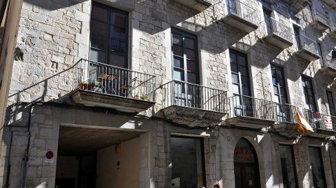 Girona.- Casa Desbac del S. XVII d'estil barroc. Consta de planta baixa i dos pisos. Totes les sortides comptan amb balcó de baranes de ferro (3/2014)