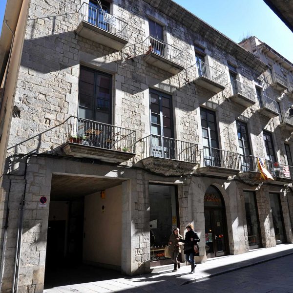 Girona.- Casa Desbac del S. XVII d'estil barroc. Consta de planta baixa i dos pisos. Totes les sortides comptan amb balcó de baranes de ferro (3/2014)