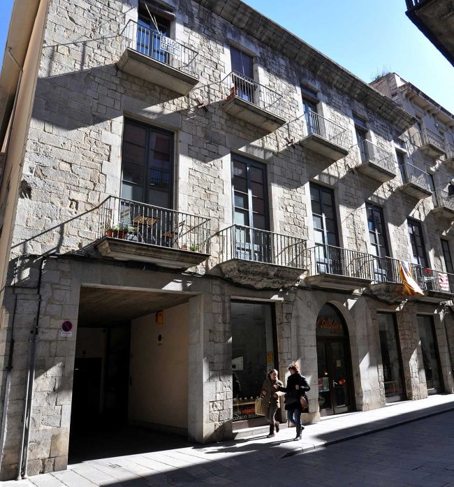 Girona.- Casa Desbac del S. XVII d'estil barroc. Consta de planta baixa i dos pisos. Totes les sortides comptan amb balcó de baranes de ferro (3/2014)