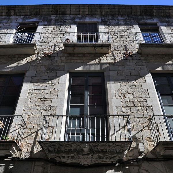 Girona.- Casa Desbac del S. XVII d'estil barroc. Consta de planta baixa i dos pisos. Totes les sortides comptan amb balcó de baranes de ferro (3/2014)