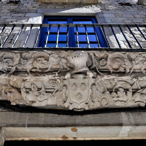 Girona.- Casa Desbac del S. XVII d'estil barroc. Escut de la família sota la penya d'un dels balcons (3/2014)