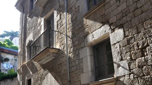 Girona.- Casa Forn, S. XVI d'estil gòtic/renaixentista. A la façana principal si obren la porta adovellada de mig punt i varies finestres gòtiques (5/2014)