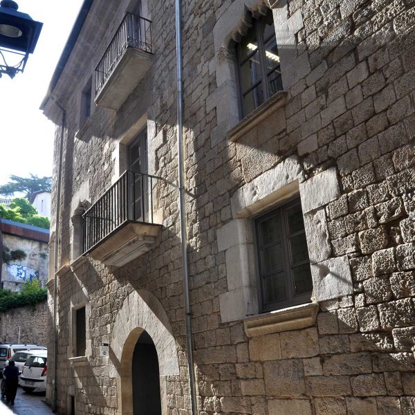 Girona.- Casa Forn, S. XVI d'estil gòtic/renaixentista. A la façana principal si obren la porta adovellada de mig punt i varies finestres gòtiques (5/2014)