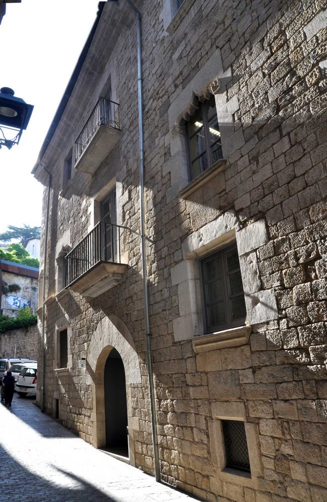 Girona.- Casa Forn, S. XVI d'estil gòtic/renaixentista. A la façana principal si obren la porta adovellada de mig punt i varies finestres gòtiques (5/2014)