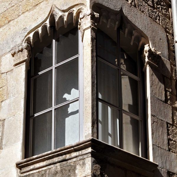 Girona.- Casa Forn, S. XVI d'estil gòtic/renaixentista. Finestra cantonera d’estil flamíger (5/2014)