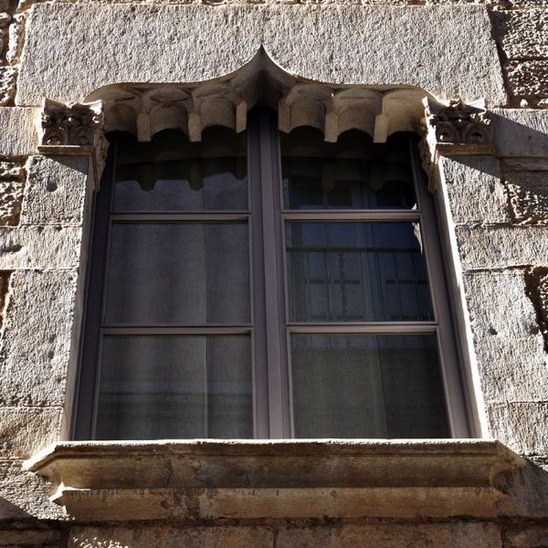 Girona.- Casa Forn, S. XVI d'estil gòtic/renaixentista. Vista de la finestra gòtica del primer pis de la façana principal (5/2014)