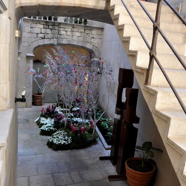 Girona.- Casa Forn, S. XVI d'estil gòtic/renaixentista. Pati amb escala d'accés al pisos superiors cobert per un artesanat de fusta (5/2014)