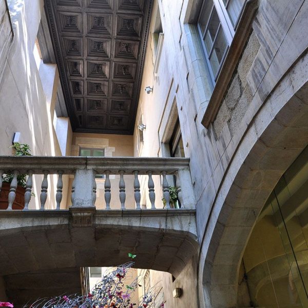 Girona.- Casa Forn, S. XVI d'estil gòtic/renaixentista. Pati amb escala d'accés al pisos superiors cobert per un artesanat de fusta (5/2014)