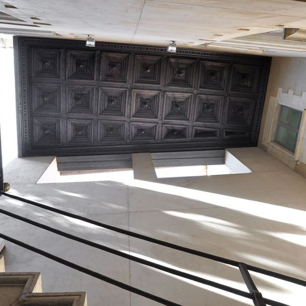 Girona.- Casa Forn, S. XVI d'estil gòtic/renaixentista. Pati amb escala d'accés al pisos superiors cobert per un artesanat de fusta (5/2014)