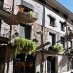 Girona.- Casa Martinez Davalillos, obra popular del S. XVIII que destaca per les columnes del vestíbul de l'entrada. (11/2013)
