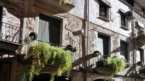 Girona.- Casa Martinez Davalillos, obra popular del S. XVIII que destaca per les columnes del vestíbul de l'entrada. (11/2013)