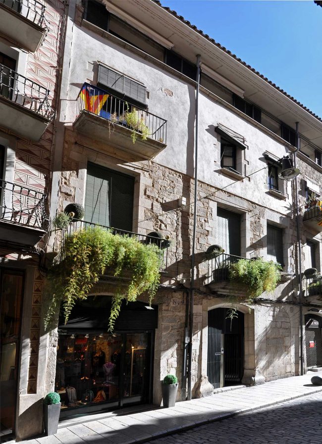 Girona.- Casa Martinez Davalillos, obra popular del S. XVIII que destaca per les columnes del vestíbul de l'entrada. (11/2013)