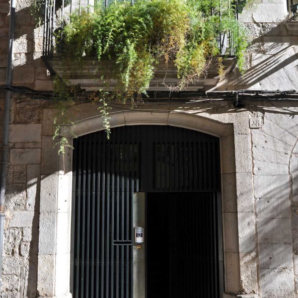 Girona.- Casa Martinez Davalillos, obra popular del S. XVIII que destaca per les columnes del vestíbul de l'entrada. (11/2013)