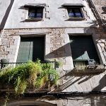 Girona.- Casa Martinez Davalillos, obra popular del S. XVIII que destaca per les columnes del vestíbul de l'entrada. (11/2013)