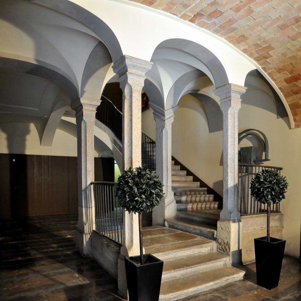 Girona.- Casa Martinez Davalillos, obra popular del S. XVIII que destaca per les columnes del vestíbul de l'entrada. (11/2013)