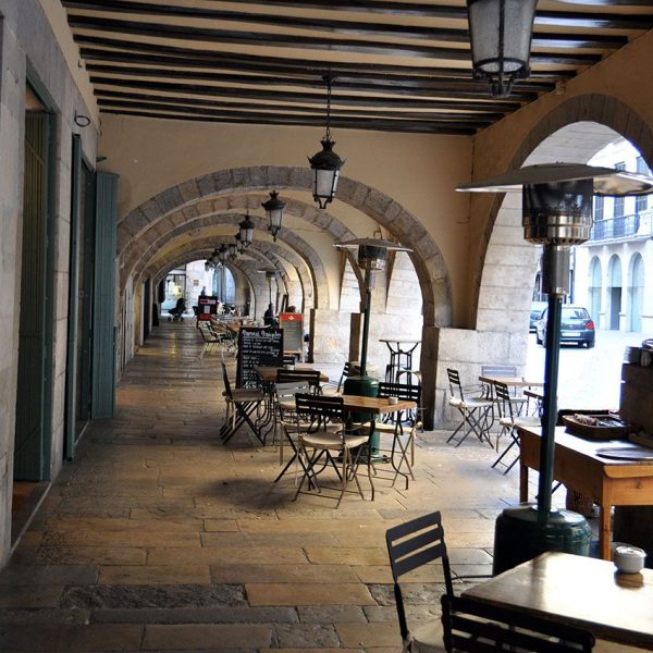 Girona.- Casa Barceló, S. XX d'estil noucentista amb un porxo obert al carrer a través de tres arcades (11/2013)