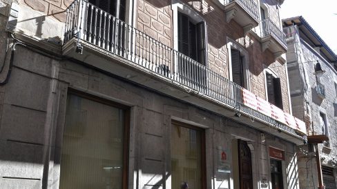 Girona.- Casa Messeguer, S. XIX (Cambra de la Propietat), de planta baixa i dos pisos. La façana està ornamentada amb esgrafiats de pedra (3/2014)