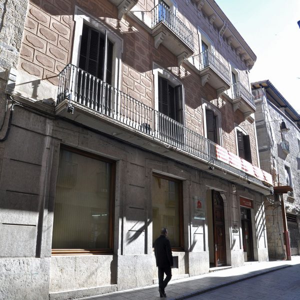 Girona.- Casa Messeguer, S. XIX (Cambra de la Propietat), de planta baixa i dos pisos. La façana està ornamentada amb esgrafiats de pedra (3/2014)