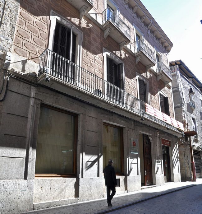 Girona.- Casa Messeguer, S. XIX (Cambra de la Propietat), de planta baixa i dos pisos. La façana està ornamentada amb esgrafiats de pedra (3/2014)