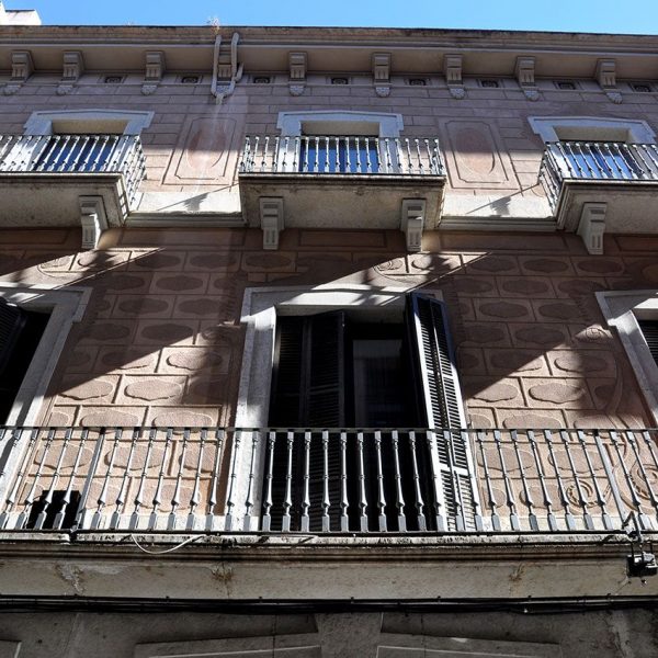 Girona.- Casa Messeguer, S. XIX (Cambra de la Propietat), de planta baixa i dos pisos. La façana està ornamentada amb esgrafiats de pedra (3/2014)