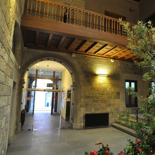 Girona.- Casa Messeguer, S. XIX (Cambra de la Propietat), de planta baixa i dos pisos. l'Edifici està organitzat al voltant del pati (5/2014)