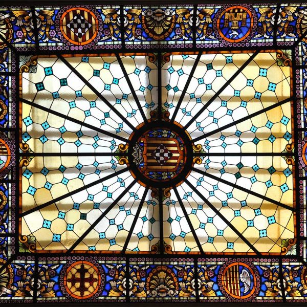 Girona.- Casa Messeguer, S. XIX (Cambra de la Propietat), de planta baixa i dos pisos. Sostre vidriat del pati amb l'escut de Girona al centre (5/2014)