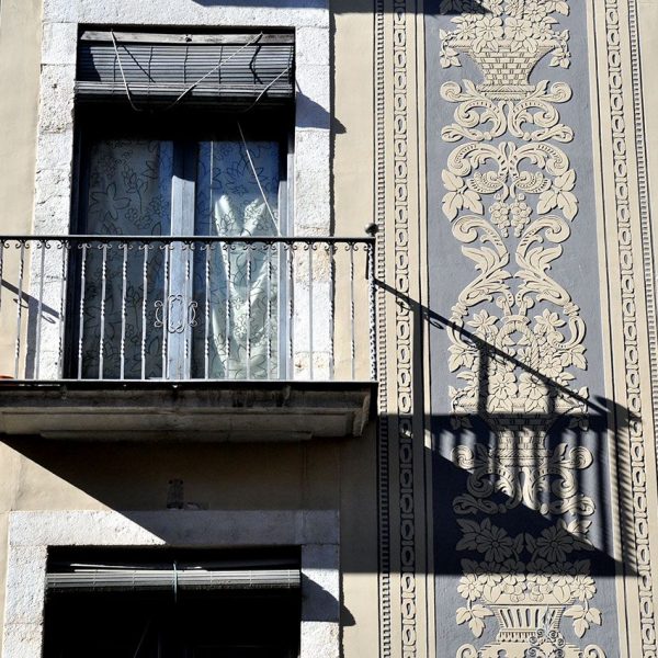 Girona.- Casa Barceló, S. XX d'estil noucentista. Vista d'un dels esgrafiats decorats amb cistelles, flors i gerros (2/2014)